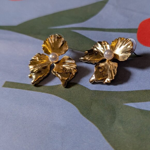 EUC Lelet NY Lava Floral Pearl Studs - Picture 1 of 8